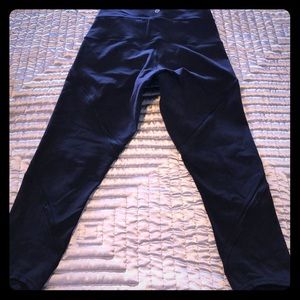 Lululemon cropped high waisted work out pants.